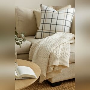 DANNY SEO White Knit  Throw Blanket